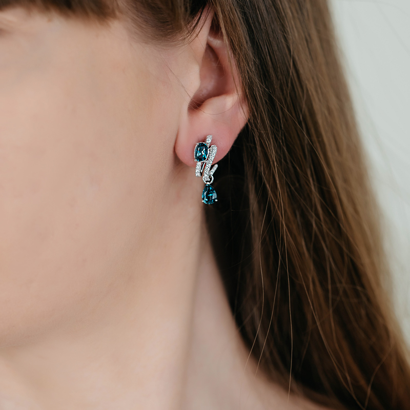 Cercei Aur 18k Diamante, London Blue Topaz DERUVO Cercei Aur 18k Diamante, London Blue Topaz DERUVO